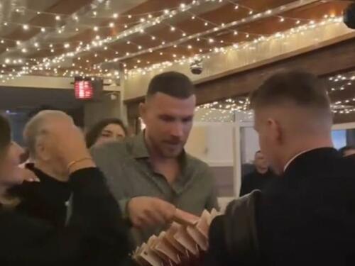 Video: Džeko kitio harmonikaša na proslavi rođendana svog oca