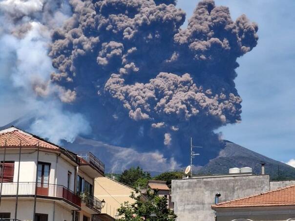 Video: Eruptirao vulkan Etna, turisti panično bježali