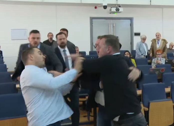 Video: Fizički obračun u Skupštini KS, prekinuta sjednica