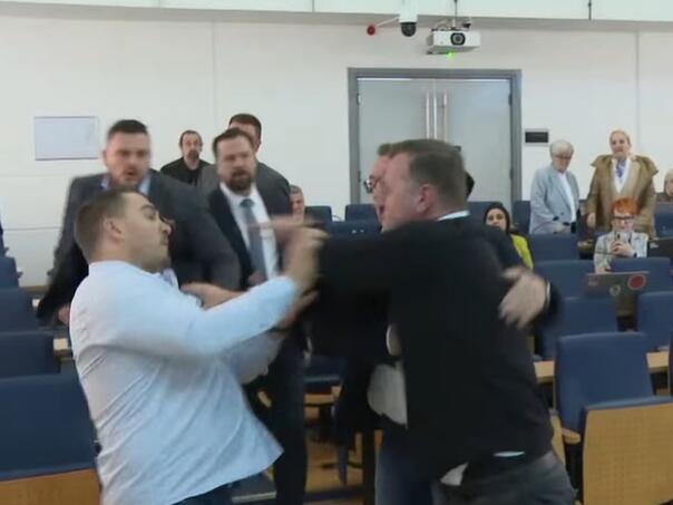 Video: Fizički obračun u Skupštini KS, prekinuta sjednica