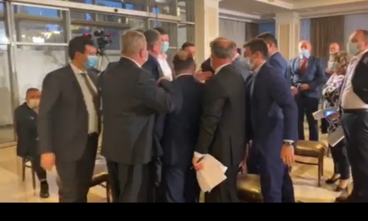 Video: Fizički sukob poslanika vlasti i opozicije u NSRS