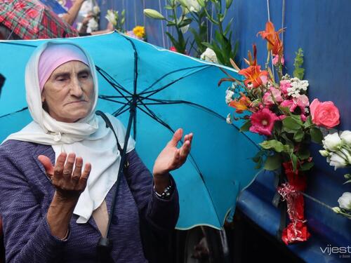 Video&Foto: Kolona sa žrtvama genocida ispraćena iz Sarajeva
