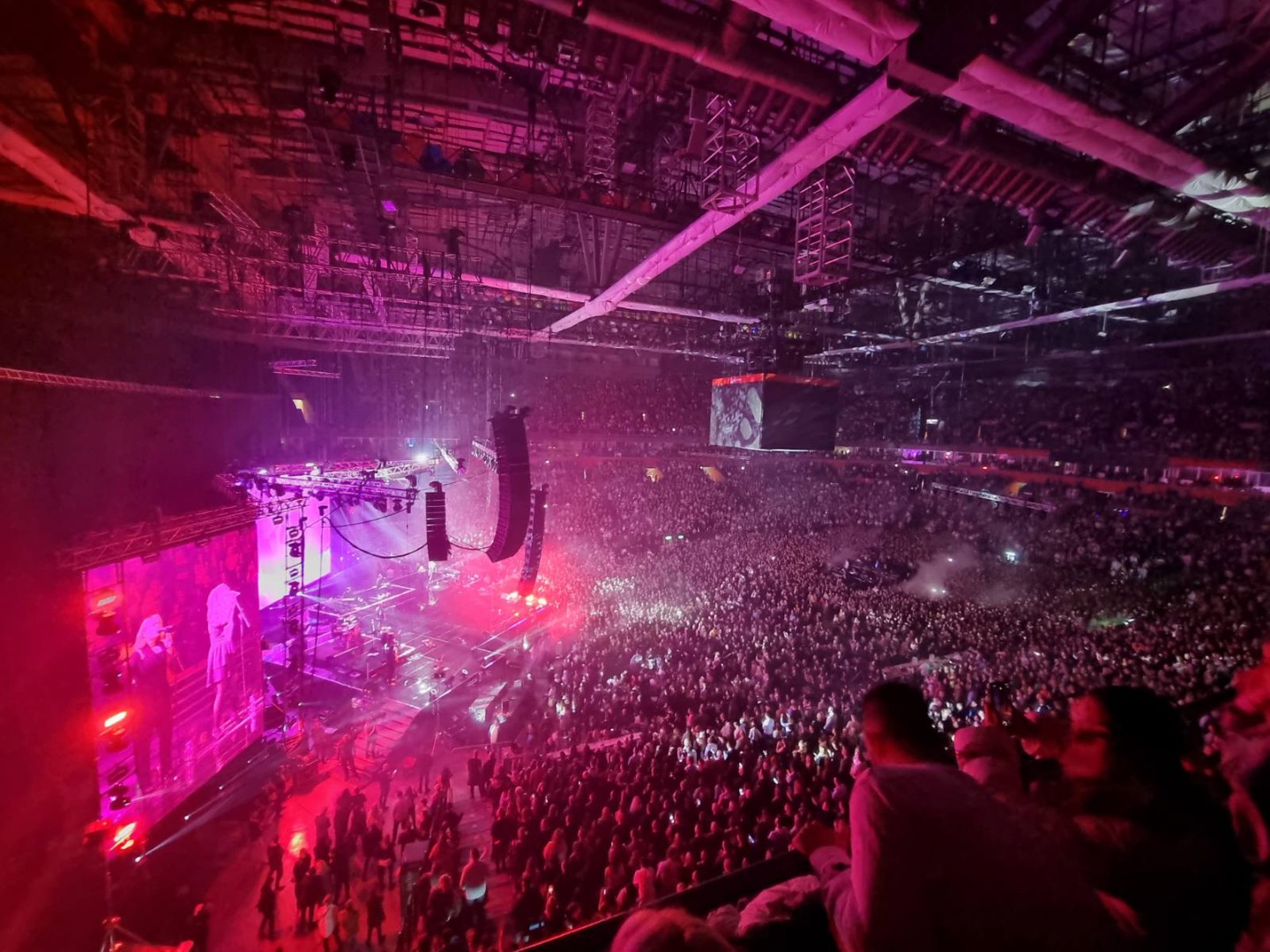 Video&Foto: Merlin počeo spektakl u beogradskoj Areni pjesmom 'Da šutiš' 