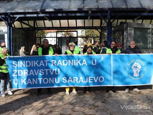 Video&Foto / Protest zaposlenika KCUS-a: Stati u kraj samovolji uprave!