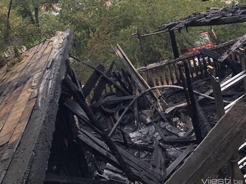 Video&Foto: Požar na Kobiljoj Glavi zahvatio dva objekta i automobil