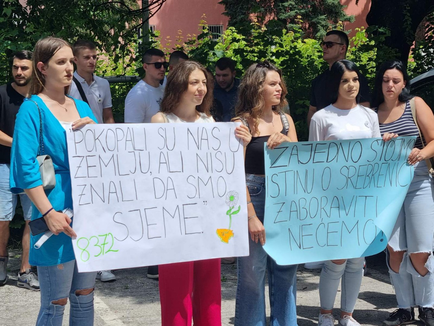 Video/Foto: Studenti traže sankcije za kolegice koje su veličale Mladića