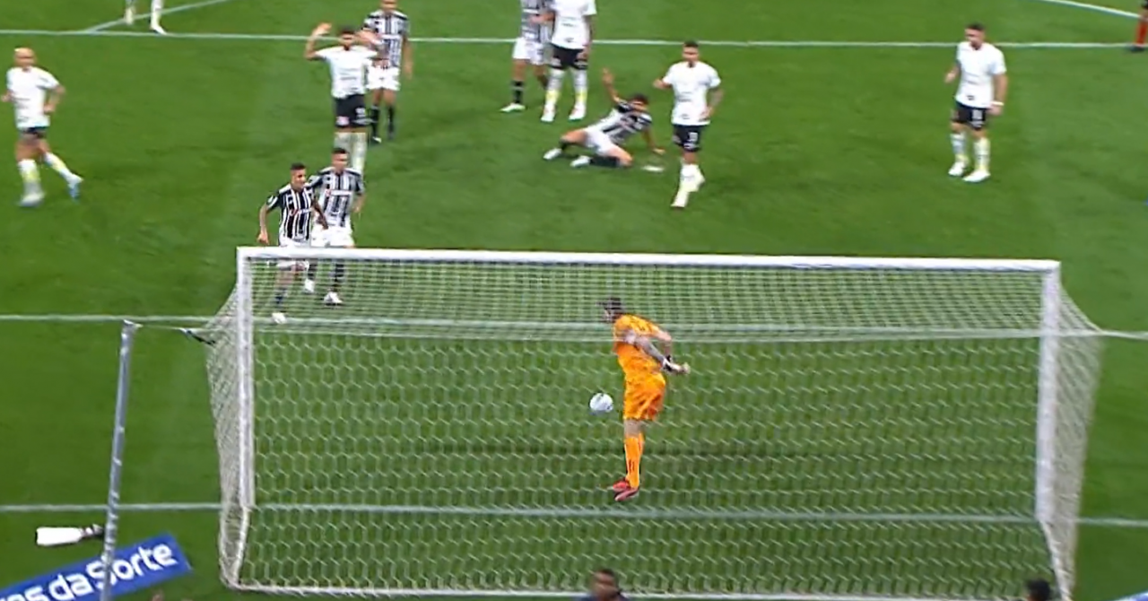 VIDEO: Golman namjerno pustio loptu u mrežu