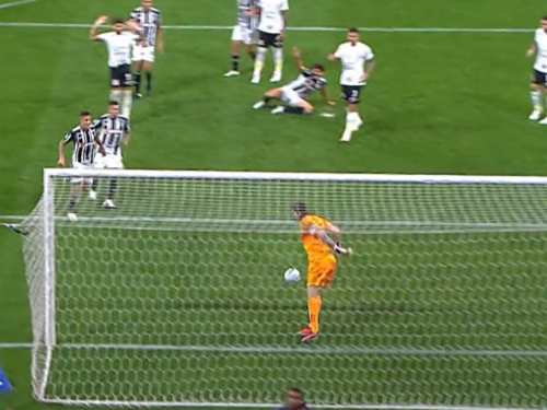 VIDEO: Golman namjerno pustio loptu u mrežu