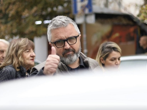 Video: Građanin imitirao konja dok je Vučićević čekao na glasanje