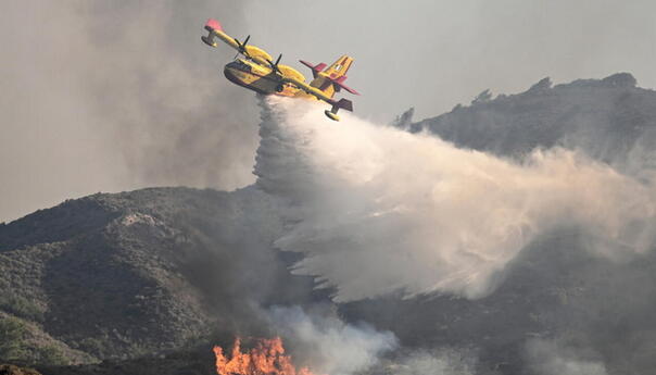 Video / Grčka: Kanader se srušio dok je gasio požar