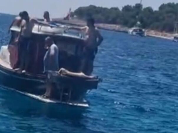 Video: Grupa turista pekla janje dok su plovili Jadranom