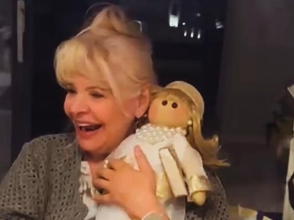 Video: Hanka Paldum dobila lutku sa svojim likom, poklon je oduševio