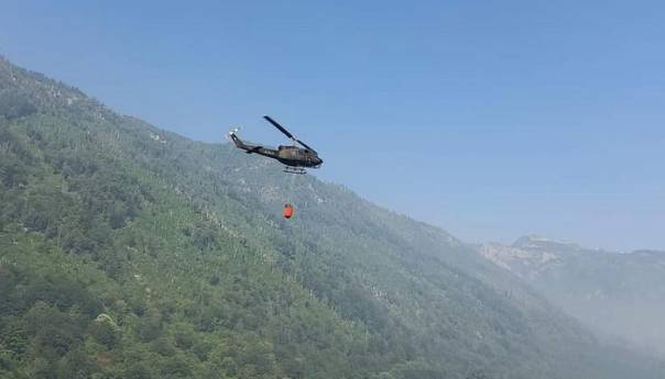 Video: Helikopteri gase požar na Boračkom jezeru
