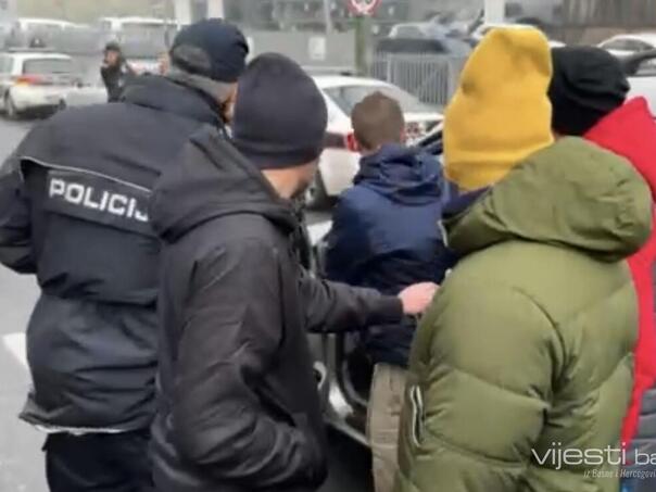 Video: Incident na protestu ispred zgrade Vlade