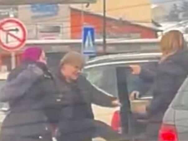 VIDEO / Incident u Bihaću: Žene se potukle, zaustavile saobraćaj