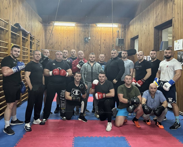 Video: Isak trenirao sa zatvorskim policajcima