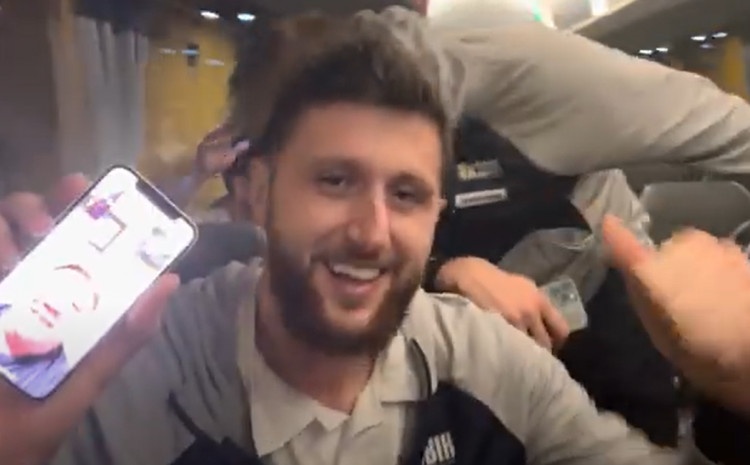 Video iz autobusa: Nurkić nazvao Halida Bešlića, pa zapjevali veliki hit