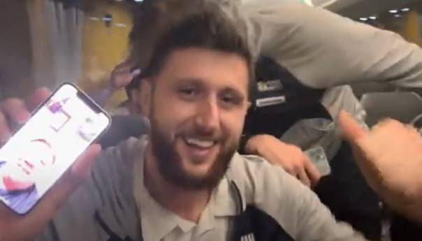 Video iz autobusa: Nurkić nazvao Halida Bešlića, pa zapjevali veliki hit