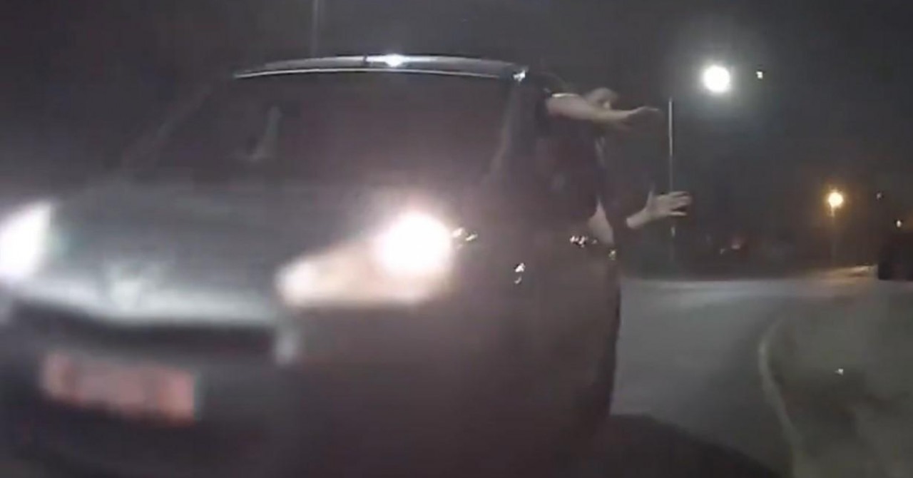 Video: Iz automobila namjerno gurnuo biciklistu koji se vozio na posao