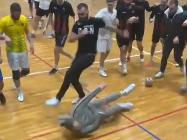 Video: Brutalna tuča fudbalera na Božićnom turniru u Hrvatskoj