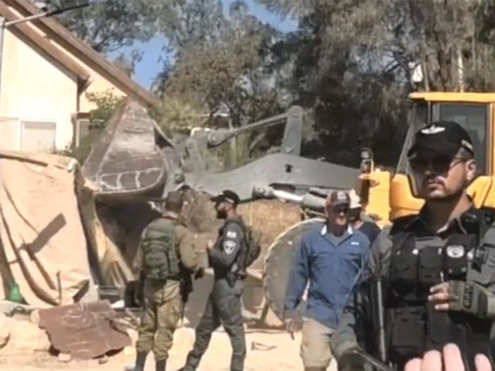 VIDEO / Izraelci ušli bagerima u palestinsko selo i porušili im kuće