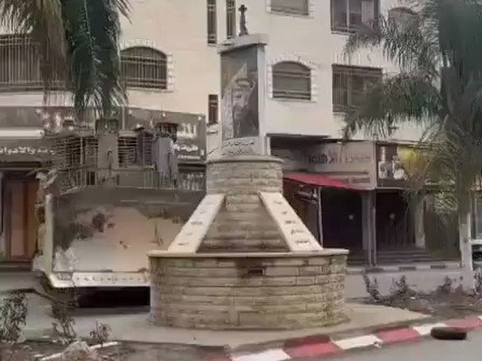 Video: Izraelska vojska bagerom srušila spomenik Yasseru Arafatu