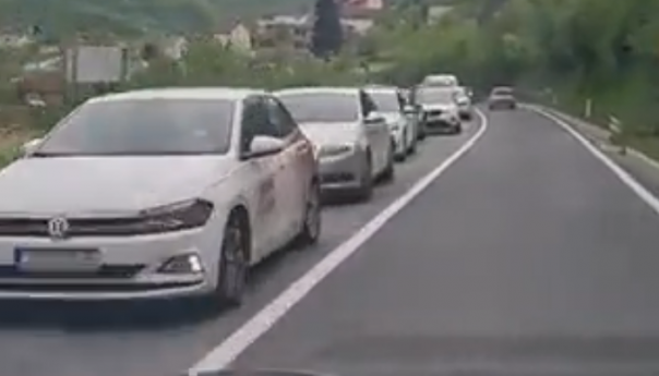 Video: Kilometarske kolone na ulazu u Jablanicu iz oba pravca