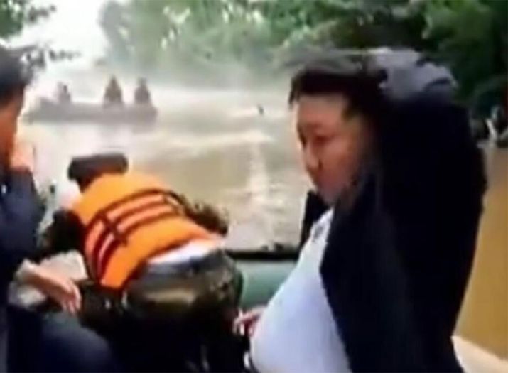 Video: Kim Jong Un udario čamcem u drvo dok je obilazio mjesta poplave