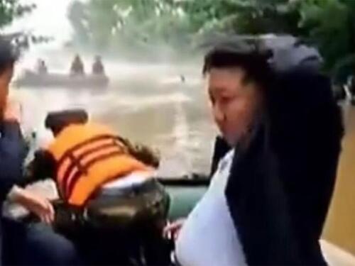 Video: Kim Jong Un udario čamcem u drvo dok je obilazio mjesta poplave