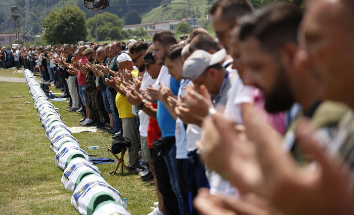 Video: Klanjana dženaza žrtvama genocida u Potočarima