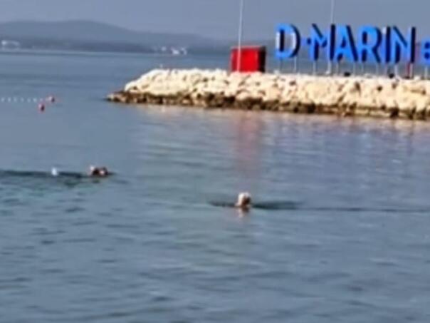 Video: Ljetna atmosfera usred oktobra, Zadrani se kupali u moru