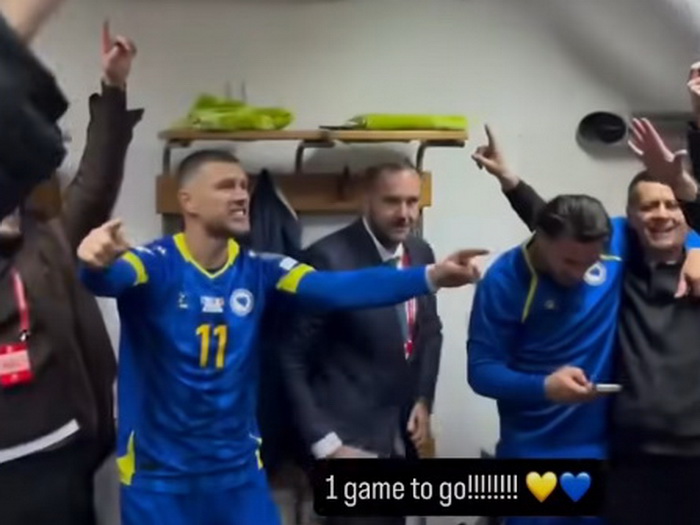 Video: Ludnica u svlačionici uz "Poljem se širi miris ljiljana"