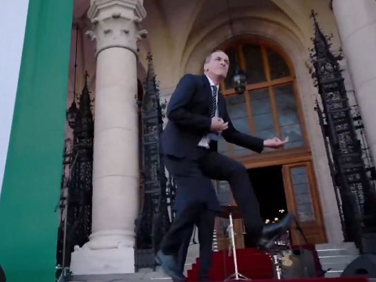 Urnebesni video: Mađarski ministar izveo ples na stepenicama parlamenta
