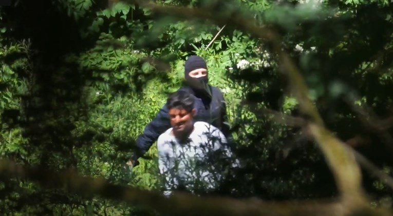 Video: Maskirani muškarci tuku migrante i vraćaju ih iz Hrvatske u BiH