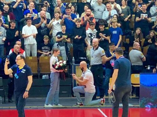 Video: Mostarac zaprosio djevojku na utakmici u Tuzli, rekla je 'Da'