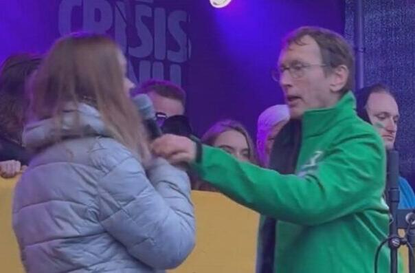 VIDEO: Na pozornici oteo mikrofon Greti Thunberg nakon propalestinskog skandiranja