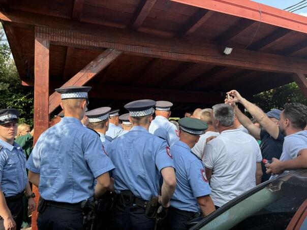 Video: Napeto ispred kuće Milana Miličevića, guranje s policijom