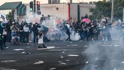 Video: Nasilje u SAD-u, policija autima gazila prosvjednike