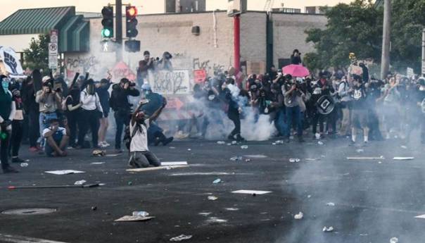 Video: Nasilje u SAD-u, policija autima gazila prosvjednike