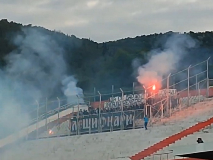 Video: Navijači Borca zapalili zastavu Ultrasa u Mostaru!