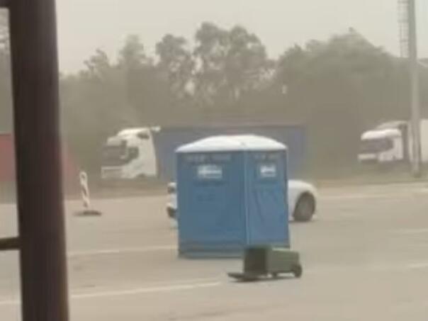 Video: Nevrijeme otpuhalo toalet iz Hrvatske prema Srbiji