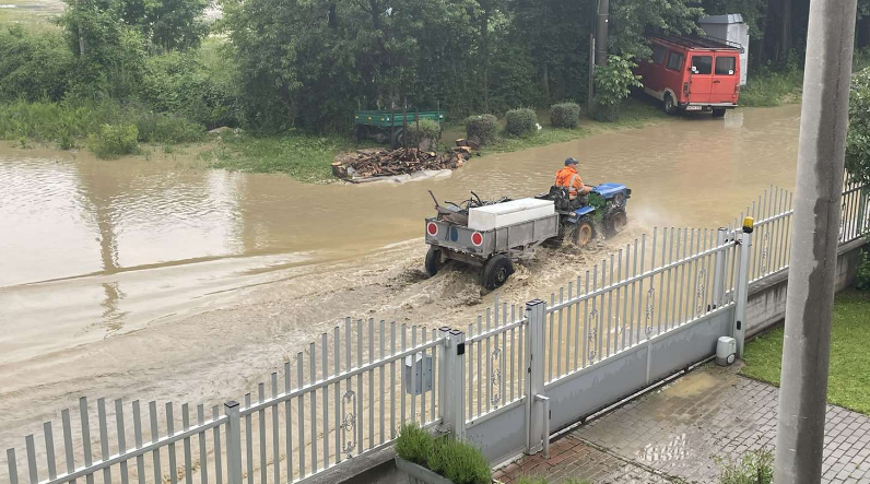 Video: Obilne padavine uzrokovale brojne probleme mještanima Bojnika