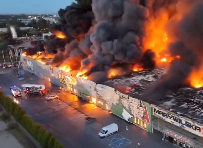 VIDEO / Ogroman požar uništio tržni centar u Varšavi