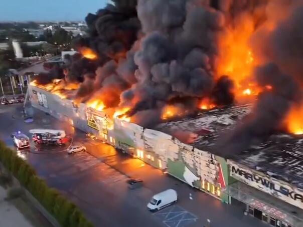 VIDEO / Ogroman požar uništio tržni centar u Varšavi