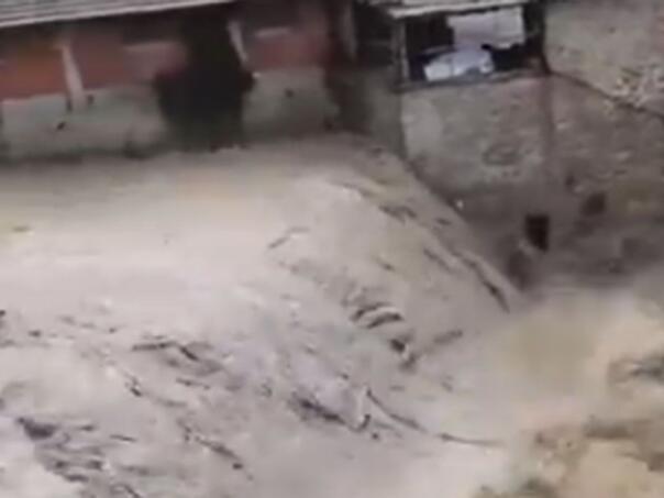 Video: Poplave pogodile Italiju, ulice pretvorene u rijeke