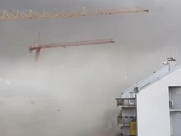 Video: Oluja srušila kran na gradilištu u Beogradu