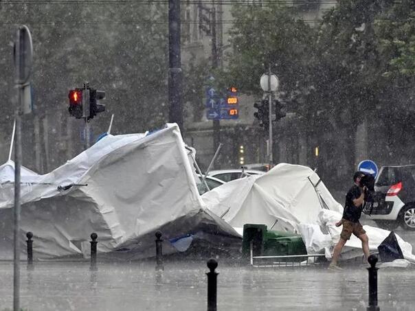 Video: Olujni vjetar otpuhao Ćacilend u Beogradu