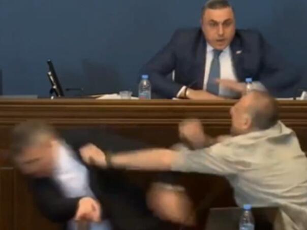 Video: Opozicionar u Gruziji udario šakom u glavu suparnika za govornicom