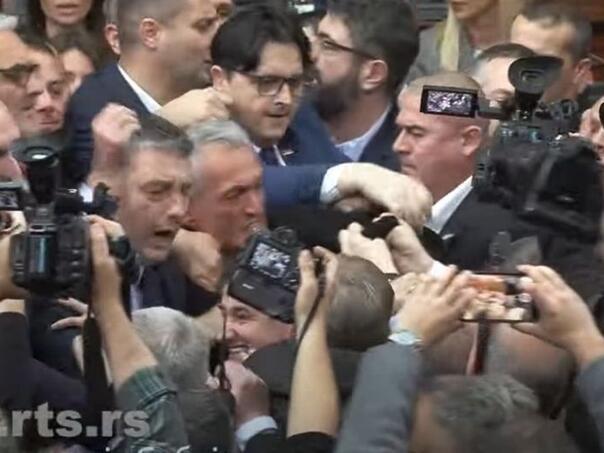 Video: Opšta tuča u Skupštini Srbije, sijevale pesnice