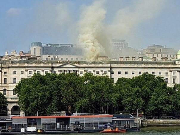 VIDEO / Planuo požar u historijskoj zgradi u centru Londona
